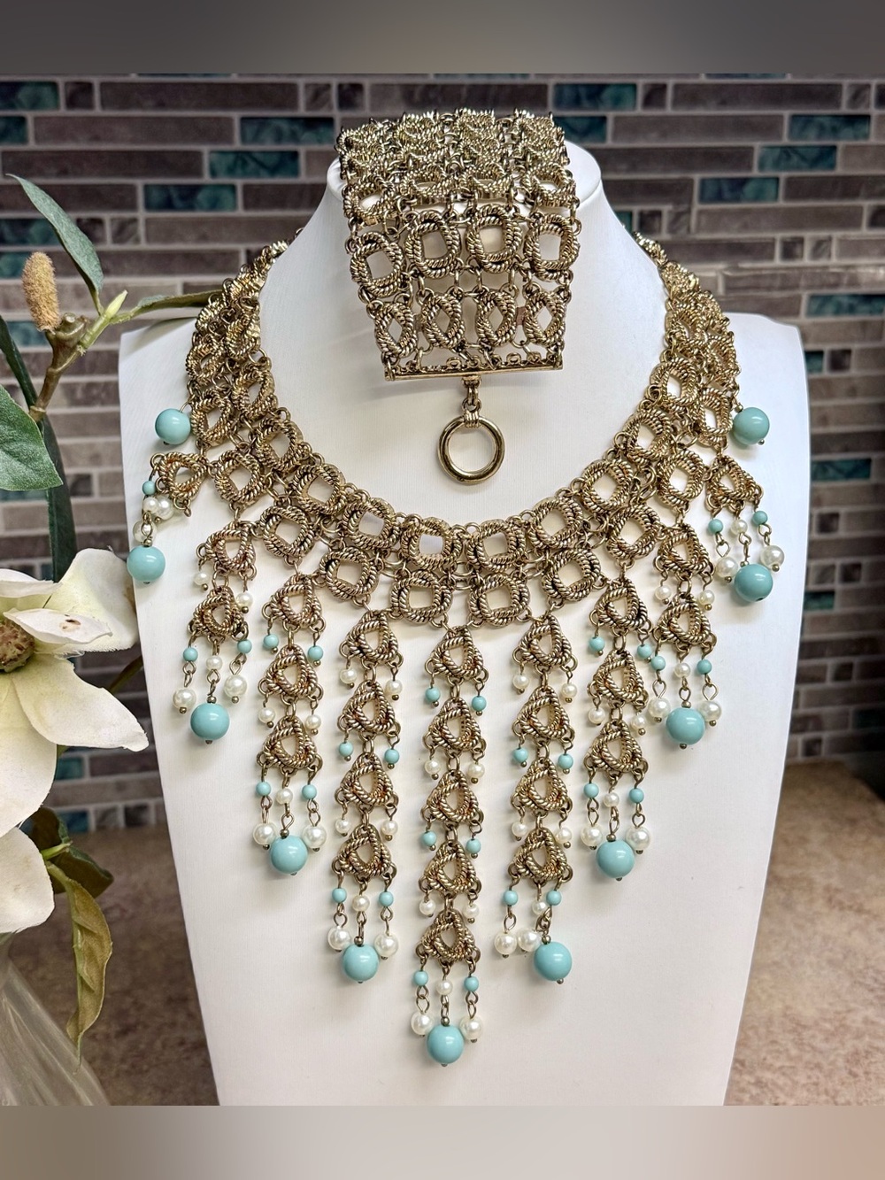 Stunning Chico’s Cleopatra 2 piece necklace bracelet set